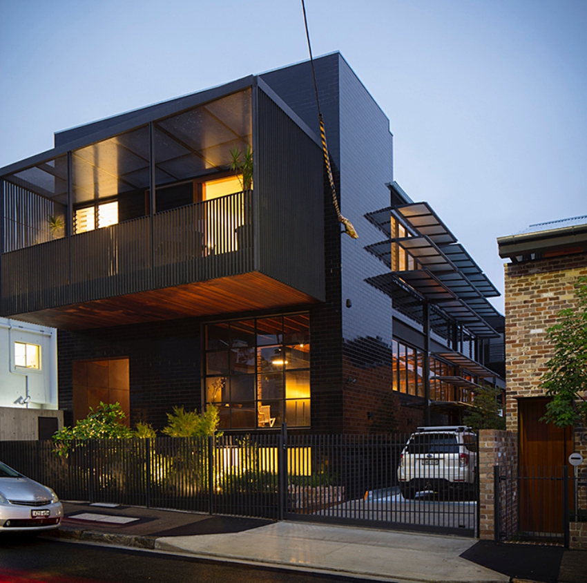 黑砖重构硬派风味！澳洲工业风露台双层宅